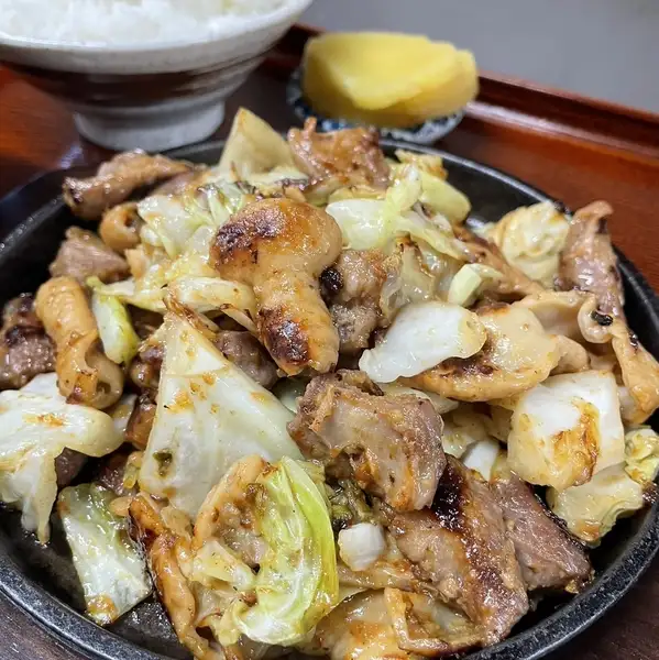 香ばしく焼き上げたニンニク味噌仕立てのスタミナ満点【ミックスホルモン焼き】