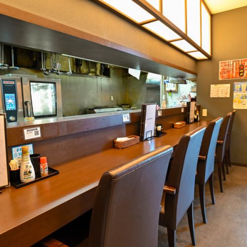 We also have counter seats that are perfect for when you want to drink by yourself or in a small group!We welcome you for a quick drink after work or of course for a date♪