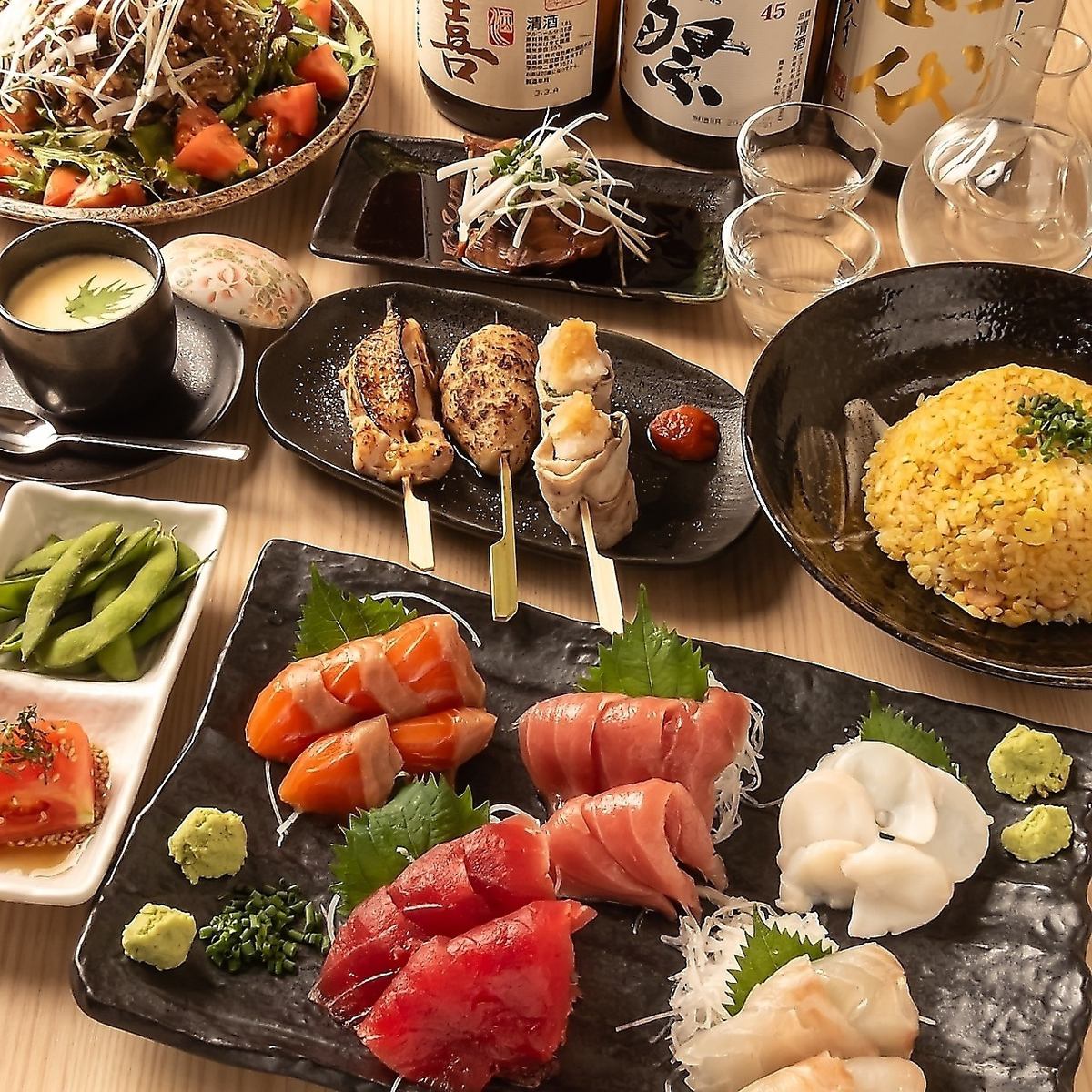 我們還提供各種海鮮菜餚，包括時令生魚片和壽司！