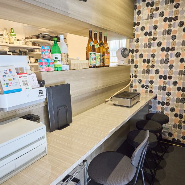 デートや友人との食事にぴったりなテーブル席に加え、気軽に立ち寄れるカウンター席も完備。焼肉はもちろん、石焼ビビンバやチヂミなど本格韓国料理も堪能でき、リピーターの多い人気店です。