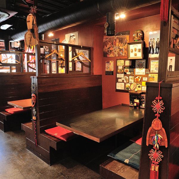 やわらかな照明が心地よい店内で、ゆったりとお酒を楽しむことができます。多彩なお酒が揃い、その中でも特にマッコリは大人気。おしゃれな雰囲気の中、友人や大切な人と共に、豊富なドリンクメニューを堪能しながらリラックスした時間をお過ごしください。居心地の良い空間で素敵なひとときをお楽しみいただけます。