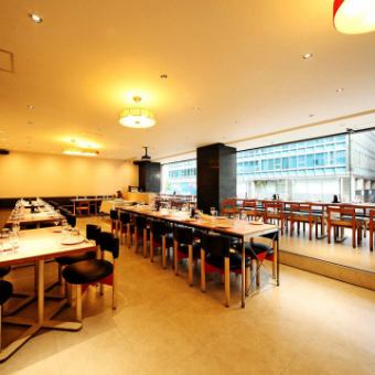 [Table-seat private room (60 to 120 people)] A private room with a good view facing Chuo-dori can accommodate from 60 to 120 people.It has a wide variety of facilities, so it is recommended for parties with a large number of people, such as a company gathering or a wedding party.* Smoking available, some non-smoking available