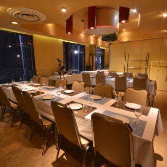 [Table private room (16 to 24 people)] A modern private room where you can enjoy a meal with a view from the large window.Because it can seat up to 16 to 24 people, it is perfect for dinner parties and anniversaries.* Smoking available, some non-smoking available