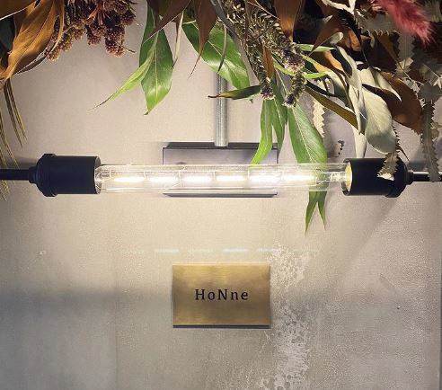 离开主街,走到地下室,你会发现一个简单而时尚的空间。也欢迎女性聚会、约会和单身人士。请在各种场景中使用。