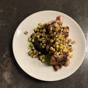 焼き鳥と焼きとうもろこし、焦がし茄子のソース