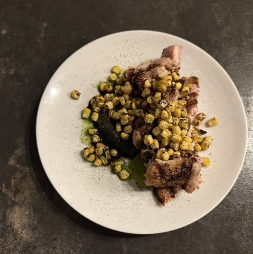 焼き鳥と焼きとうもろこし、焦がし茄子のソース