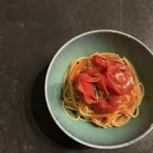 ミディトマトとバジルのオイルのシンプルパスタ