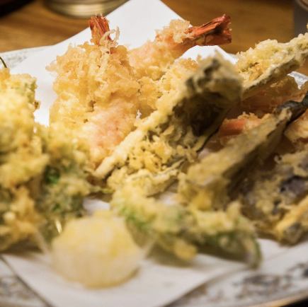 100道菜无限畅吃畅饮！40道菜无限畅吃，包括和牛寿司和特色天妇罗，以及3小时无限畅饮，原价4500日元 ⇒ 现价3500日元