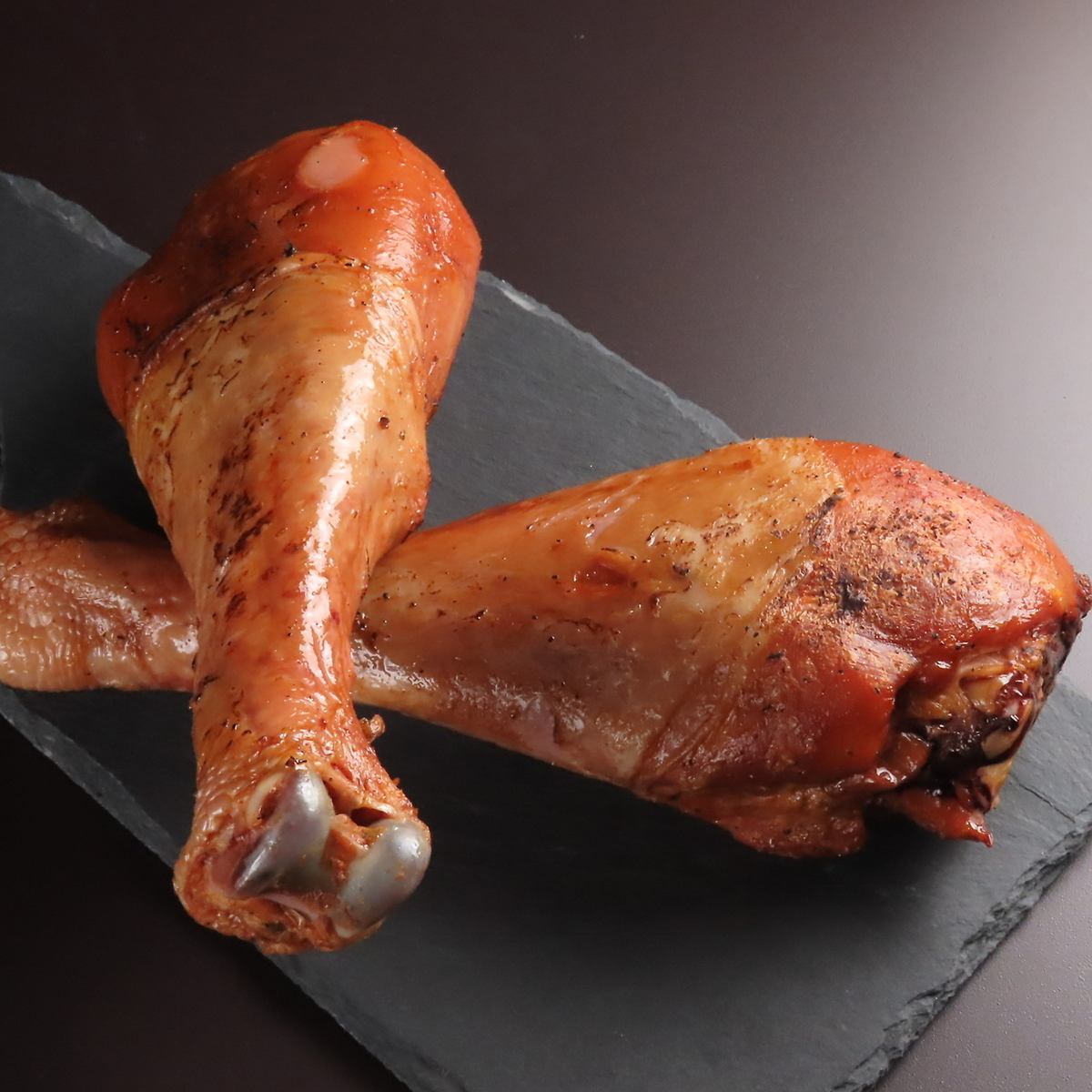 片手にターキーとビール!スポーツ観戦を盛り上げる最強の相棒◎