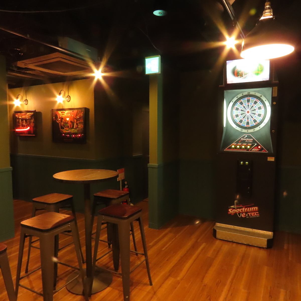 飲んで投げて大興奮!初心者もガチ勢も楽しめるダーツマシンも♪