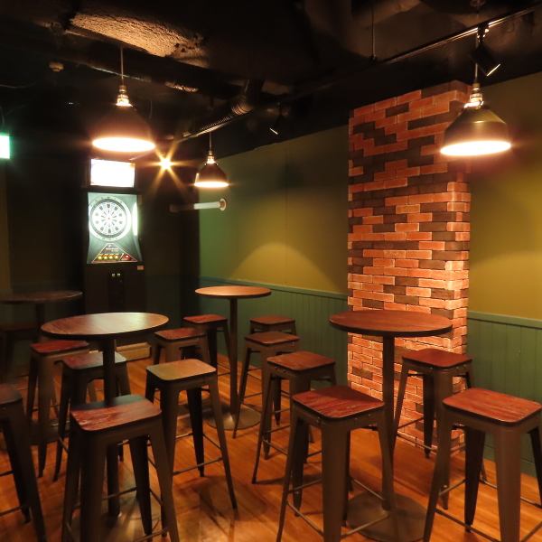 店内はモスキーグリーンを基調とした壁面に、趣のあるレンガを組み合わせた本格的な英国風パブの装いです♪一歩足を踏み入れると、そこは日本にいることを忘れるようなお洒落な空間◎クラシックな雰囲気を大切にしつつ、どこか現代的なオリジナル要素も取り入れています。