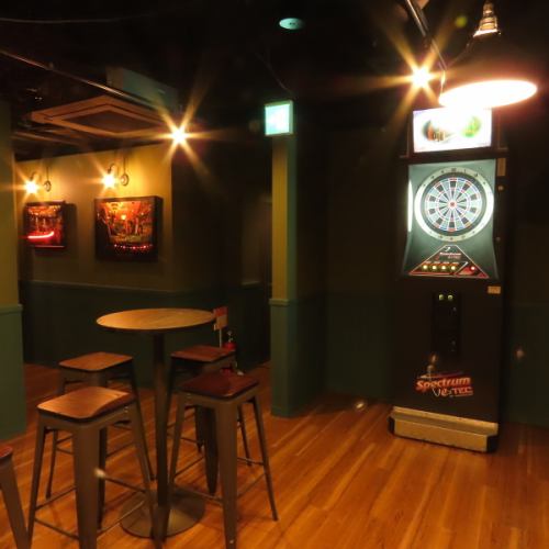 店内にはダーツマシンに加え、珍しいエアホッケーも設置しております♪ご来店いただいたお客様なら誰でも自由に遊べるので、料理を待つ間や二次会の盛り上げ役として大活躍◎賑やかな笑い声が絶えない空間は、まさにアミューズメントパブそのものです！