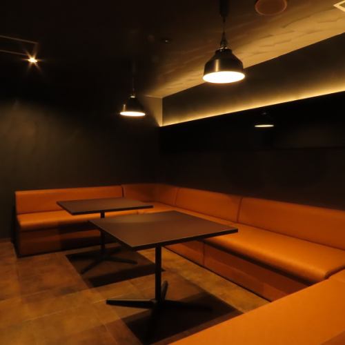 コアなファンだけでなく、どなたでも「ゆるっと」スポーツを楽しめるのが当店のスタイルです♪店内には大型モニターを設置し、野球、サッカー、バスケなど幅広いジャンルの試合を放映◎お酒を片手に、点数が入れば周りのお客さまと自然に盛り上がれる一体感が魅力です。