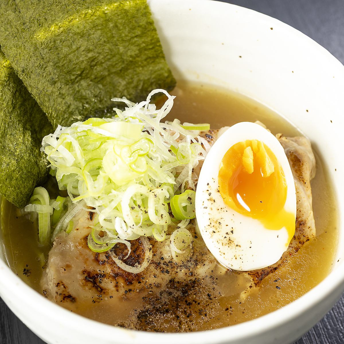 鶏をメインとして料理の数々...創作料理を楽しんでください！