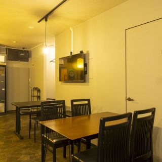 会話を存分に楽しめる、落ち着いた雰囲気のテーブル席です◎周りの話し声も気にならず、大切な人との語らいを心ゆくまで堪能できます★デートや女子会、同僚との飲み会、親睦会など、どんなシーンにもご利用いただけて便利です！美味しい料理とともに、たくさん語らえる場所へようこそ◎素敵な時間をお過ごしください★