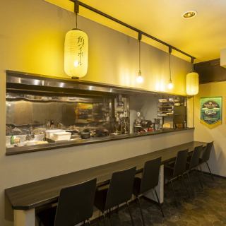 料理人が目の前で調理をしている工程を楽しめるオープンカウンター席は、まさに特等席です◎お料理への期待も高まること間違いなし☆ 美味しい料理と、そこに広がる臨場感を味わいたい方におすすめです♪お一人様でも、心ゆくまで自分だけの時間を満喫できることでしょう！ お気軽にぜひ一度、お立ち寄りください♪