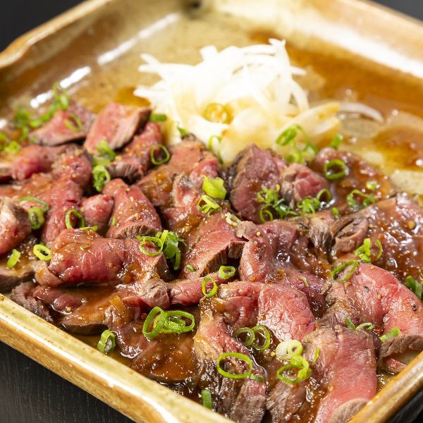 【口の中でとろける旨さ】《和牛たたき》和牛の旨味が凝縮されて、噛むほどにジューシーさが広がる味！