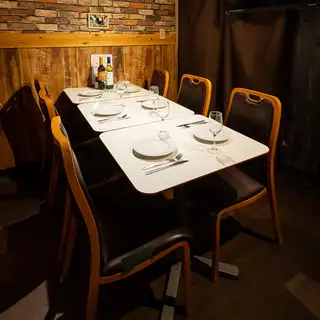 这个宽敞的场地非常适合举办大型宴会、婚宴后的派对等等！您甚至可以在大屏幕上播放视频，增添一份温馨感人的时刻……