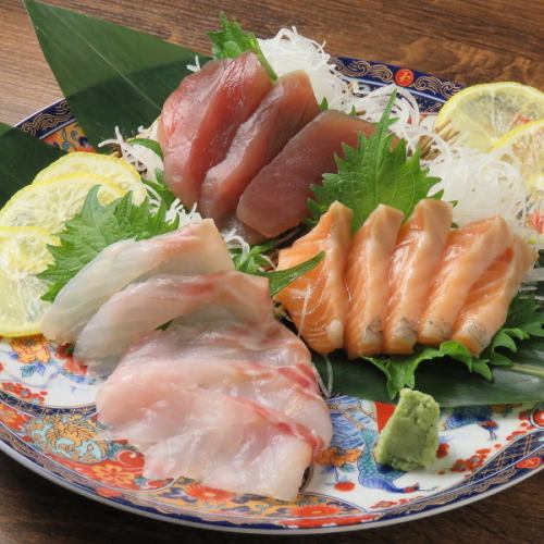 [Assorted seafood] The sashimi and seafood dishes prepared by the owner who trained at a sushi restaurant in Roppongi are exquisite!