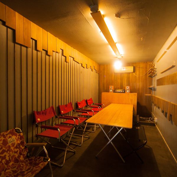 店内外ともに非日常的な雰囲気を演出し、屋外はキャンプスタイルを取り入れた自然を感じる空間。岡崎の中心エリアからアクセスしやすい立地で集合も便利です◎多彩な個室や音楽・カラオケ付きエリアも揃い、シーンに合わせた利用が可能！冬場のこたつ席など快適性と遊び心が詰まったサービスが魅力♪