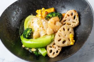 Stir-fried seafood and vegetables with salt