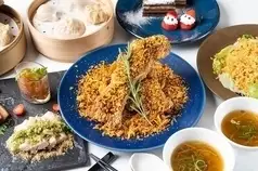女士們，請來這裡享用午餐！