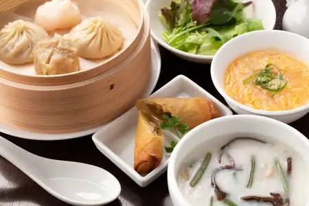 女士們，請來這裡享用午餐！