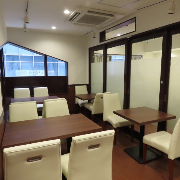 落ち着いた雰囲気の中で、心地よいサービスを心がけ、お客様をおもてなしいたします。リラックスできる空間で、ゆったりとした時間をお楽しみいただけるよう、スタッフ一同、丁寧にサポートいたします。特別なひとときを、ぜひ当店でお過ごしください。お待ちしております。