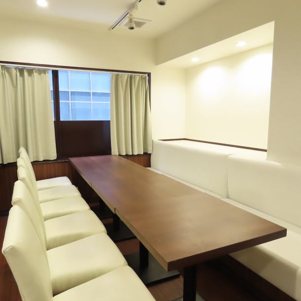 プライベート個室で、周囲を気にせずに宴会や飲み会をお楽しみいただけます。大切な友人や同僚との特別な時間を、落ち着いた空間でゆったりとお過ごしください。おいしい料理とドリンクを囲み、楽しい会話が弾むひとときをお約束します。気軽にお越しください。