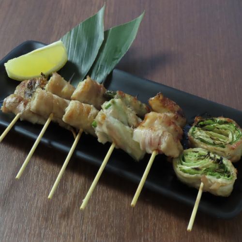 新鮮な野菜をジューシーな豚肉で丁寧に巻いてます。