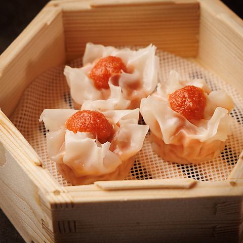 『明太焼売』は、ジューシーな豚肉をベースに、ピリッとした辛さが特徴の明太子を贅沢に使用した一品。