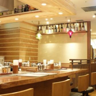 Stylish and cute interior★Feel free to come visit us after work! Popular for dates♪ [Expo, Birthday party, All-you-can-eat and drink, Year-end party, New Year's party, Welcome party, Farewell party, Banquet Okonomiyaki, Konamon Osaka specialty]
