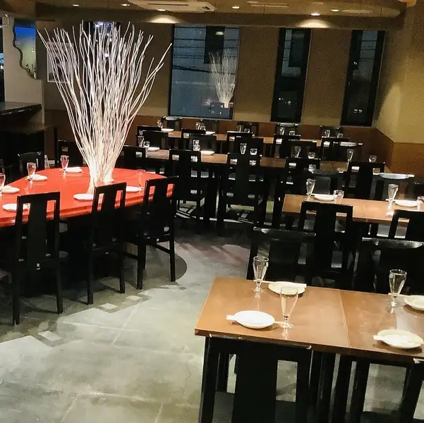 店内はテーブル席を中心にゆったりとした雰囲気になっております。軽く一杯、仕事終わりの飲み会や女子会などにもオススメです。少人数でも気軽にご利用いただけます。