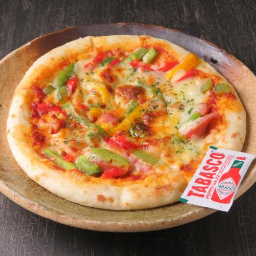 3色パプリカとソーセージのピザ