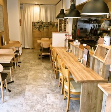 [Morning] [Lunch] [Teatime] One person is welcome.It is a woody space where you can relax.Please spend your time at your favorite seat.One kids chair is also available.