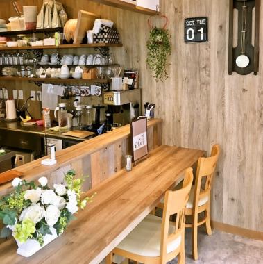 You can see the kitchen from the stylish counter seats.It is an open kitchen because we are particular about dishes and utensils.