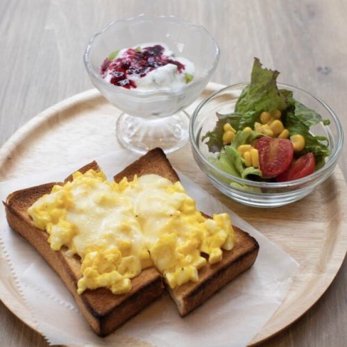 Toast with plenty of eggs and cheese