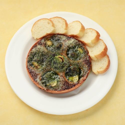 Oven-baked escargot and mushrooms with sliced bread