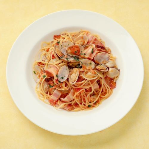 Tomato spaghetti with clams and bacon