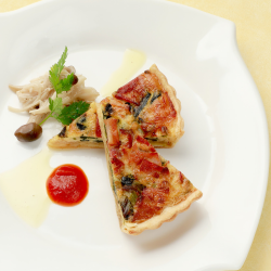 Spinach and bacon quiche (1 piece)