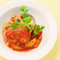 Domestic pork stewed in beer (pork and vegetables stewed in tomato sauce)