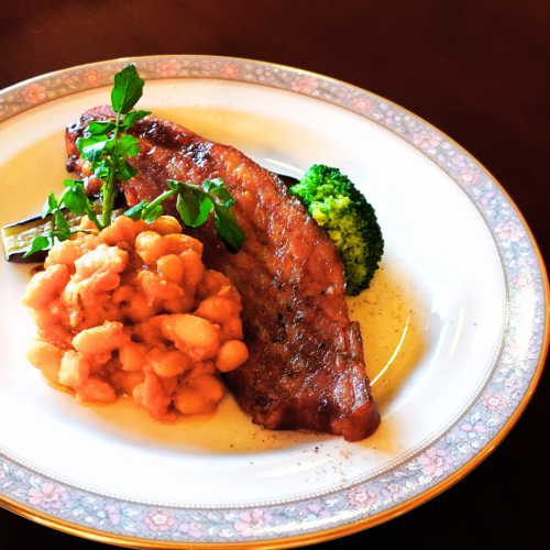 Stewed white beans and grilled bacon