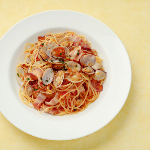 Tomato spaghetti with clams and bacon