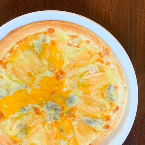 Quatre Fromage (four kinds of cheese pizza)