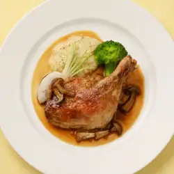 Confit of young chicken thigh with bone, served with whole grain mustard-flavored mashed potatoes.
