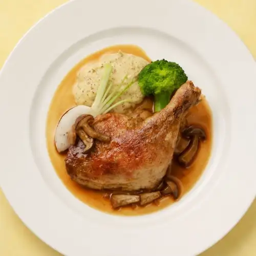 若鶏骨付きモモ肉のコンフィ　粒マスタード風味のマッシュポテト添え