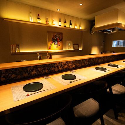 少人数向けの空間は、プライベート感を重視した落ち着きある設計です!カウンター席では鉄板のライブ感を楽しめ、親しい人と特別な時間を過ごすのにぴったり◎くつろぎながら、ゆったり会話と美味しさを満喫できる快適な空間をご用意しています。