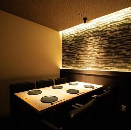 洗練された温かみあるデザインが魅力です!最大6名様まで収容可能の個室もご用意があり、大人数での食事に最適◎落ち着いた照明が会話を弾ませ、料理をさらに美味しく楽しめる雰囲気を提供しています。団体でのご利用にも安心して対応できます。