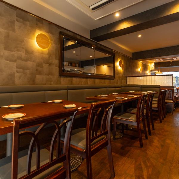 ≪木の温かみを感じるモダンな空間≫4名席×2・5名席×1◆4名以下の少人数でのご利用や、10名前後でのご利用人数に合わせてレイアウト変更が可能です!ゆったりとおくつろぎいただける雰囲気ですので、デートや女子会、ご家族での外食、各種ご宴会でのご利用にもおすすめです。皆様のご来店を心よりお待ちしております♪