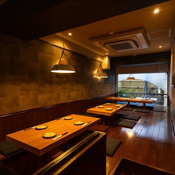 ≪掘りごたつタイプの広々テーブル≫4名席×2・6名席×1◆ゆったりとお食事を愉しんで頂くために居心地の良い空間をご提供◎美味しい料理とお酒に酔いしれて、しっかり本音で語れる大人の隠れ家です!いつもの仲間との飲み会や小さなお子様連れのご家族様、各種ご宴会、お誕生日会など、大切な方と過ごす際にも最適です☆